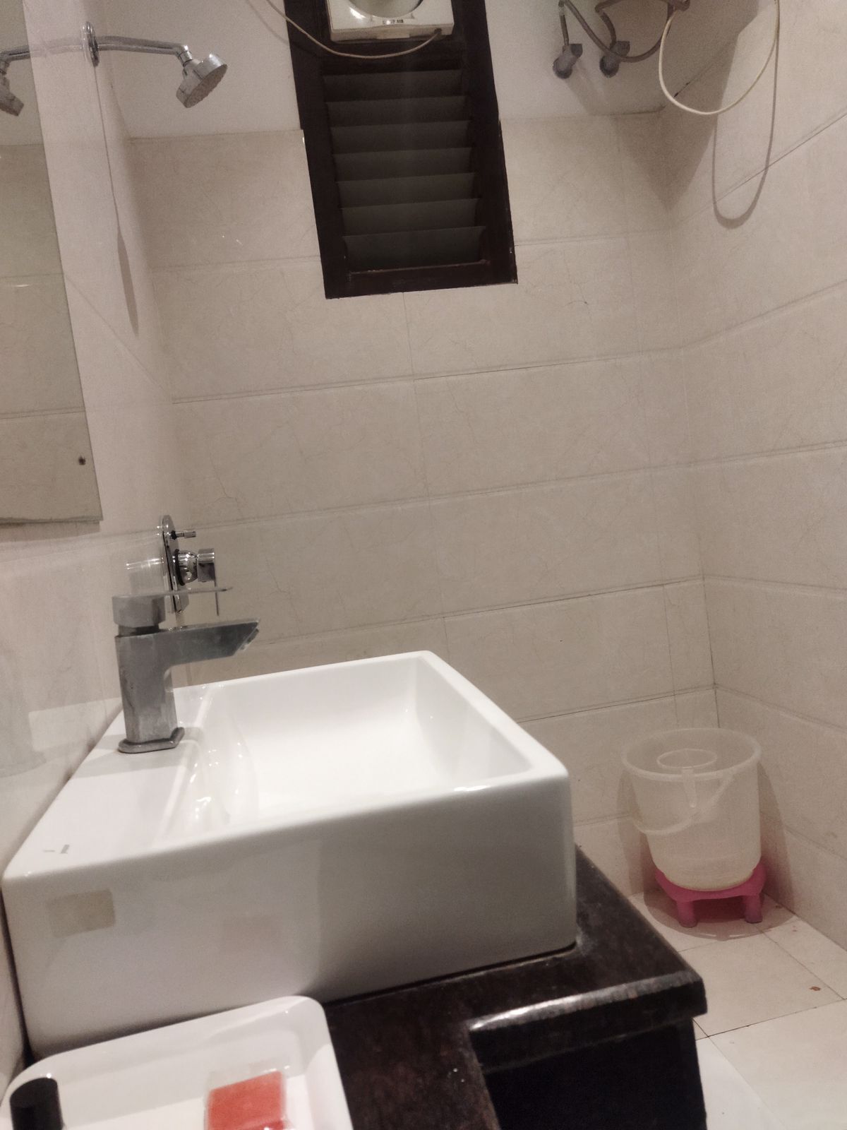 ห้องดีลักซ์ดับเบิล, เตียงควีนไซส์ 1 เตียง | ห้องน้ำ | ของใช้ในห้องน้ำฟรี, ผ้าเช็ดตัว, สบู่, ยาสระผม