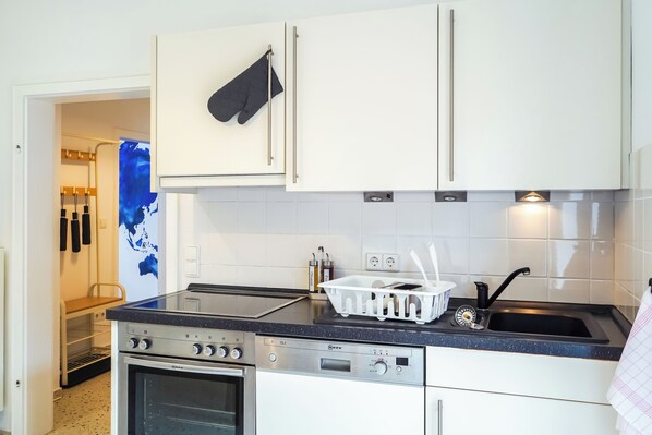 Condo conforto, 1 cama King e sofá-cama, sacada | Cozinha privada | Máquina de café expresso, cafeteira/chaleira, chaleira elétrica