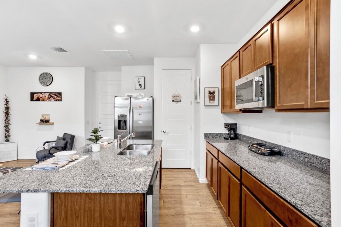 Refrigerador, microondas, cafetera y tetera y tetera eléctrica 