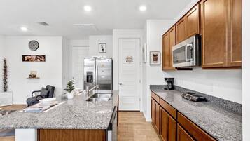 Refrigerador, microondas, cafetera y tetera y tetera eléctrica