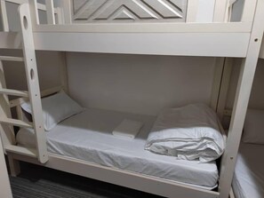 舒適共用宿舍, 僅限男士, 城市景觀 | 筆電工作空間、遮光布/窗簾、熨斗/熨衣板、免費無線上網