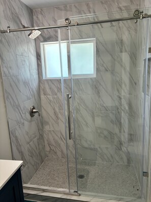 Douche, serviettes fournies, papier toilette