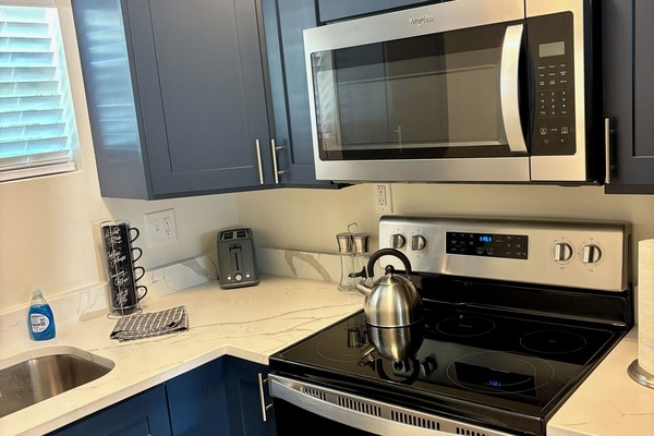 Kylskåp, mikrovågsugn, ugn och kaffe- och tebryggare