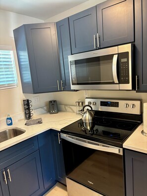 Réfrigérateur, micro-ondes, four, cafetière/bouilloire