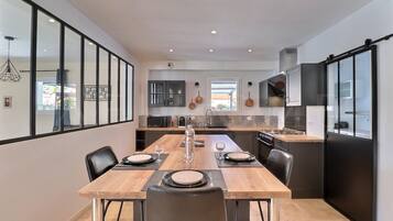 Vila, pemandangan kebun | Dapur pribadi | Mesin espresso, mesin pembuat kopi/teh, dan ketel listrik