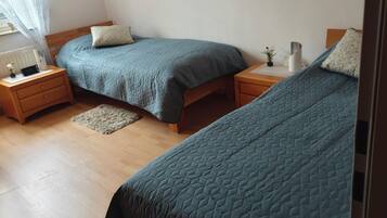 2 Schlafzimmer, Schreibtisch, Bügeleisen/Bügelbrett, kostenloses WLAN