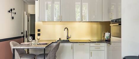 Fridge, microwave, stovetop, dishwasher