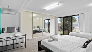 5 bedrooms, free WiFi, bed sheets - Seaside Living, Family Style! (The Entrance North)