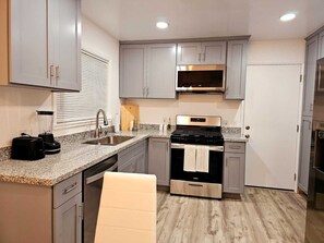 冰箱、微波炉、烤箱、炉灶