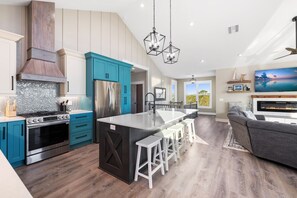 Jääkaappi, mikroaaltouuni, uuni, liesi