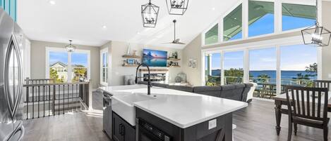 ثلاجة، ميكروويف، فرن، موقد طهي مسطح