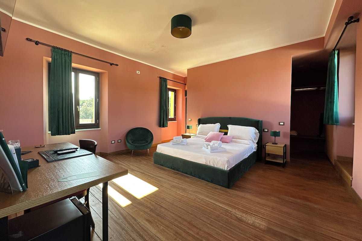 Ein Schlafzimmer mit einem Bett, einem Schreibtisch und einem Stuhl.