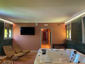 Sauna, bain à remous, hammam, massages