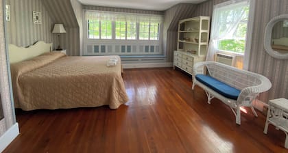5 Bedroom Cottage at the 500 acre Poland Spring Resort with lots of onsite activities!