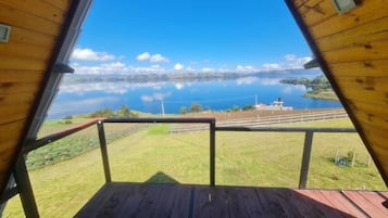 Eenvoudig huisje, balkon, uitzicht op meer | 1 slaapkamer