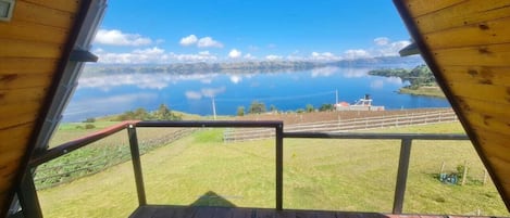 Cabane, balcon, vue lac