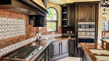 KylskÄp, mikrovÄgsugn, ugn och spishÀll