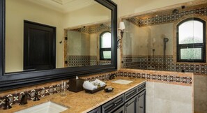 淋浴設備、按摩浴缸、風筒、提供毛巾