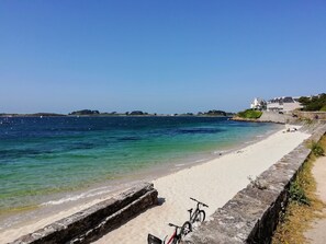 Beach - A brand new, comfortable home, designed with your family vacation in mind. (Landéda)