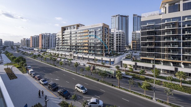 Eine moderne Stadtstraße mit hohen Gebäuden, einer breiten Fahrbahn und geparkten Autos.