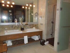 Bañera de hidromasaje, secador de pelo, toallas y jabón