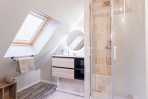 Sèche-cheveux, serviettes fournies