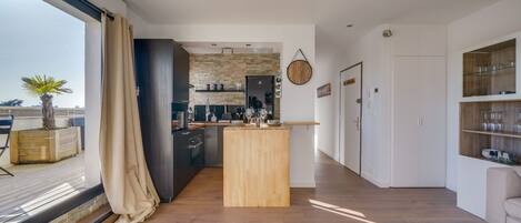 Een koelkast, een microgolfoven, een oven, een vaatwasser