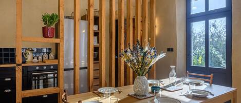 Fridge, oven, dishwasher, coffee/tea maker