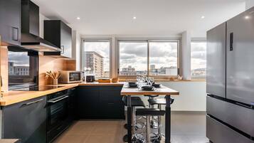 Een koelkast, een microgolfoven, een oven, een vaatwasser