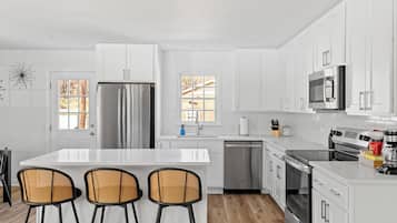 Mikrovågsugn, ugn, spishäll och diskmaskin