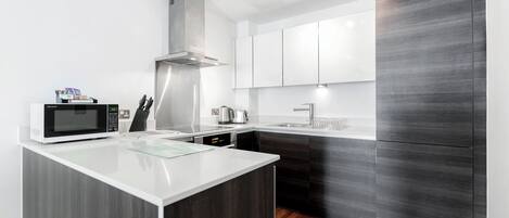 Departamento, 1 cama King size | Cocina privada | Refrigerador con congelador, microondas, horno y parrilla de estufa