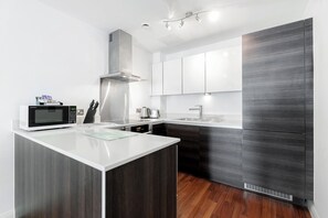 Appartement, 1 très grand lit | Cuisine privée | Grand réfrigérateur, micro-ondes, four, plaque de cuisson