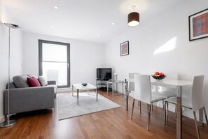 Apartment, 1 King Bed | Living area | IPod dock