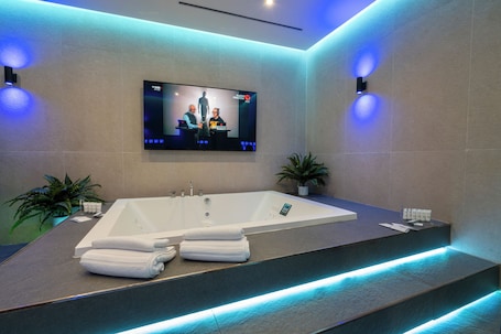Un sauna, una bañera de hidromasaje