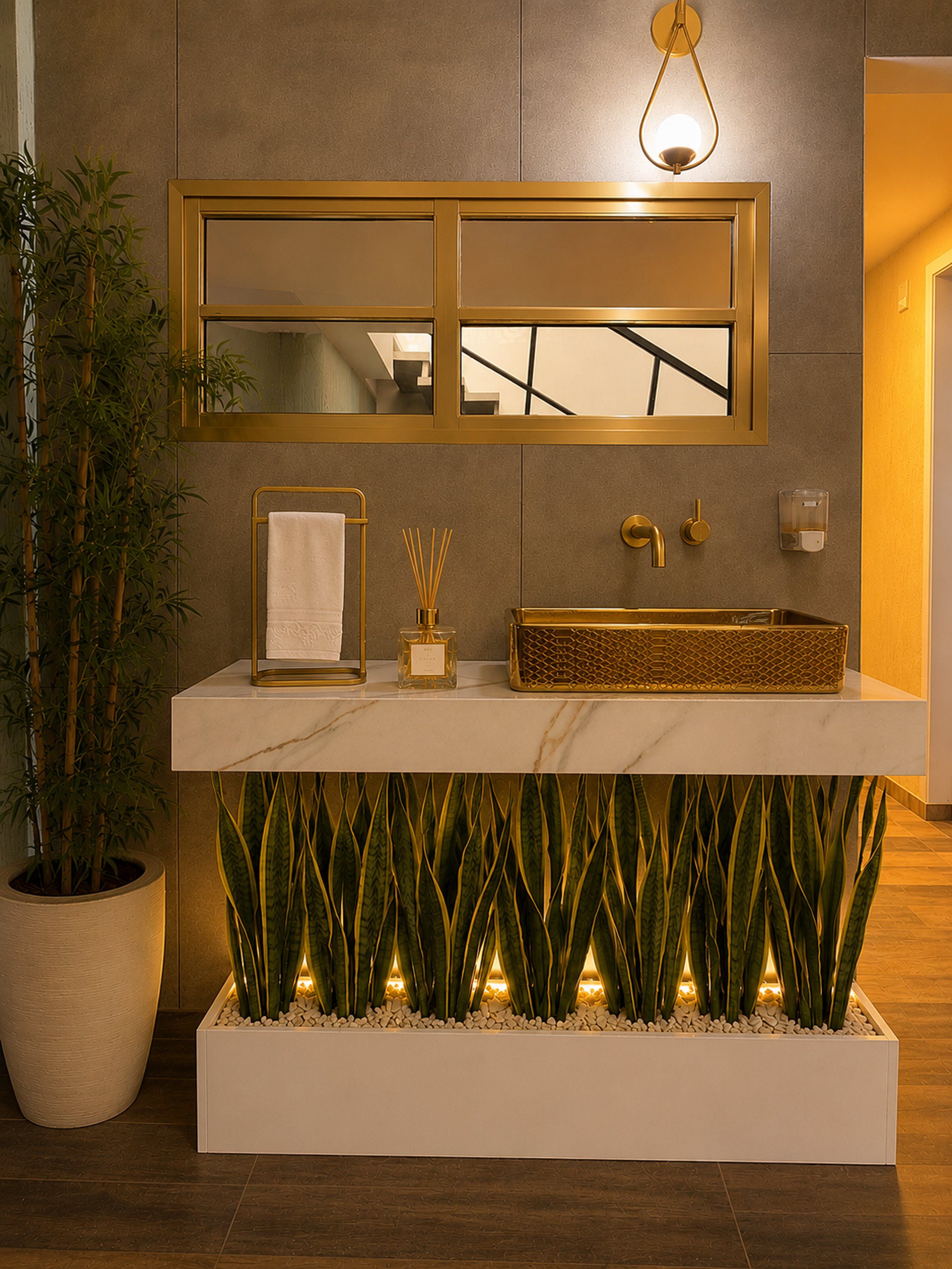 Een moderne badkamer met een grote spiegel, een wastafel en een potplant.