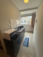 Apartamento económico | Cocina privada | Cafetera o tetera, frigorífico pequeño, microondas y tostadora