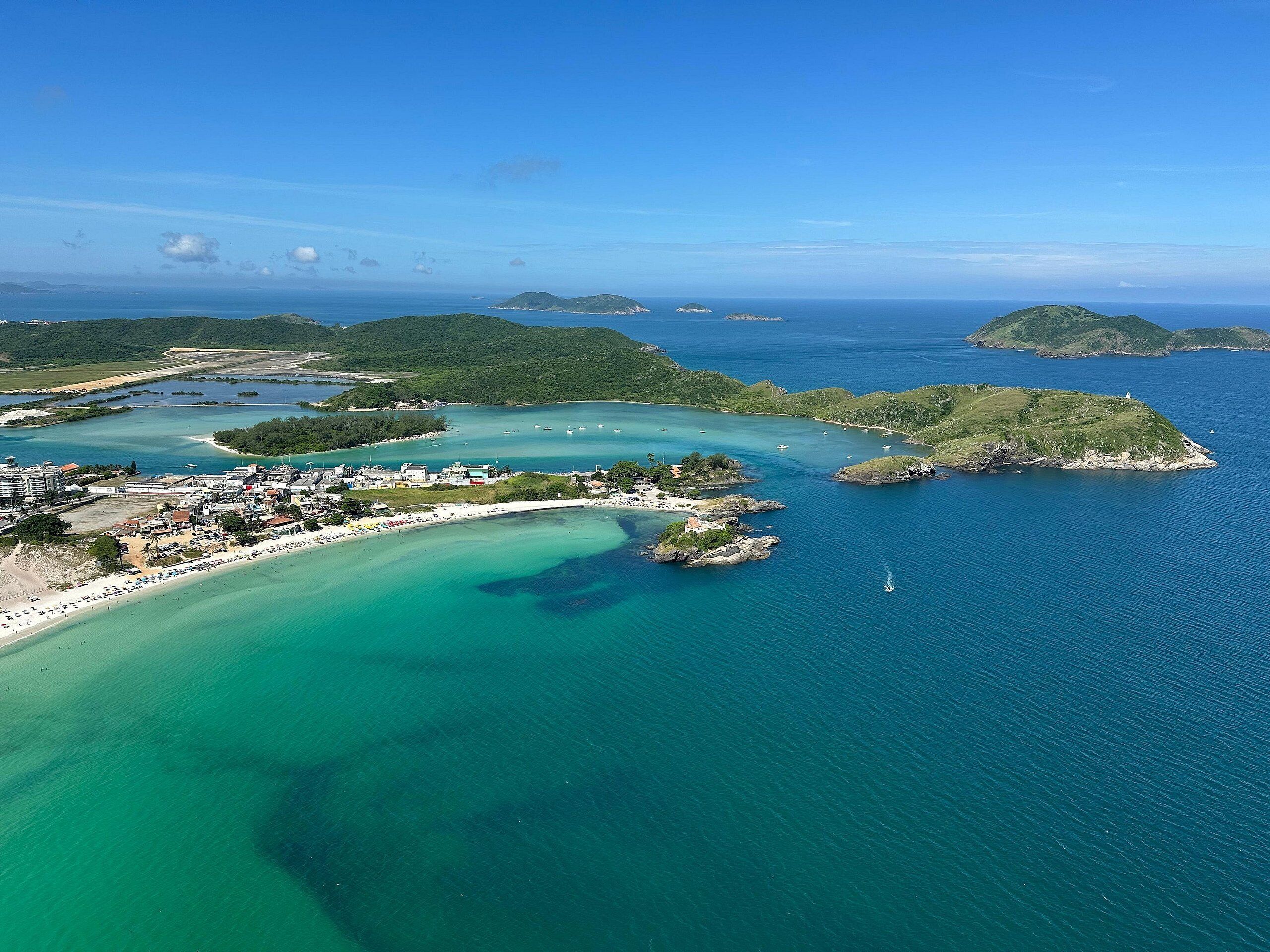 Playa en los alrededores y playa de arena blanca 
