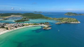 Playa en los alrededores y playa de arena blanca