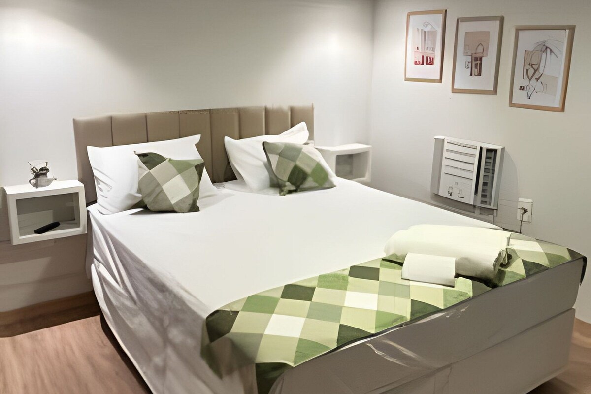 Deluxe Apartment | Premium bedding, Select Comfort beds, laptop workspace, WiFi (free)