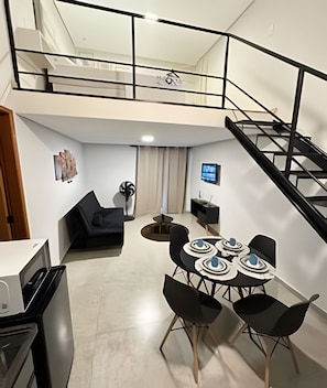 Apartamento clássico | Área de estar | Smart TV 32 polegadas com canais digitais, Netflix, filmes pagos