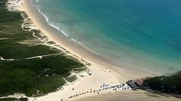 Perto da praia, areia branca