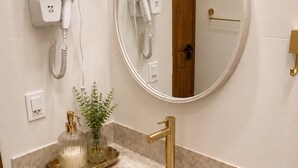 Appartement Design | Salle de bain | Séchoir à cheveux, serviettes fournies, savon, shampooing
