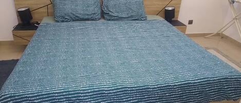 2 chambres, fer et planche à repasser, Wi-Fi, draps fournis