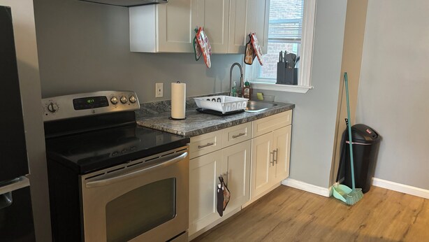 A kitchen with a stove, oven, sink, and cabinets. - 1st fl 2-bedroom apartment with WiFi, AC in fantastic Philadelphia (Philadelphia)