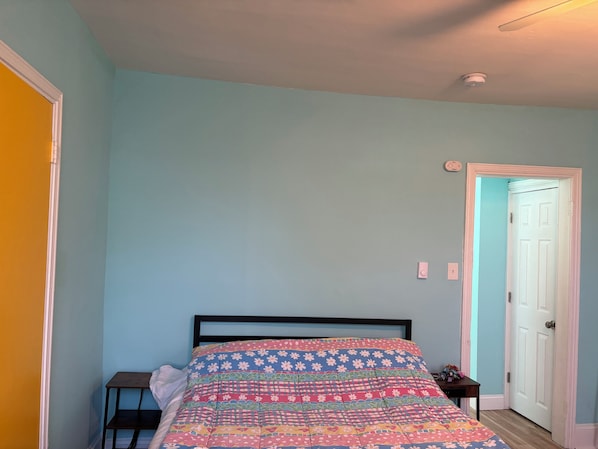2 habitaciones, tabla de planchar con plancha, wifi y ropa de cama 
