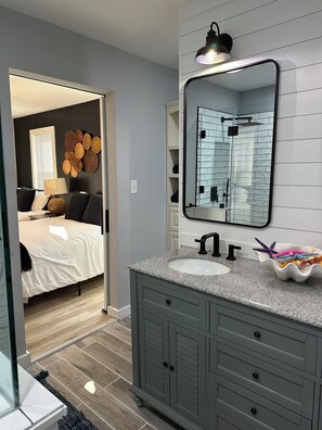 Shower, hair dryer, towels, soap - Mini gold and pool spacious 3 level floor home for 14 people (Raleigh)