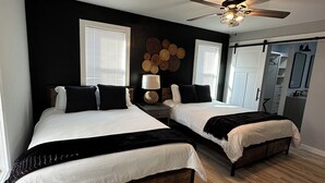 A bedroom with two beds, a ceiling fan, and a wall-mounted lamp. - Mini gold and pool spacious 3 level floor home for 14 people  (Raleigh)
