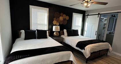 Mini gold and pool spacious 3 level floor home for 14 people