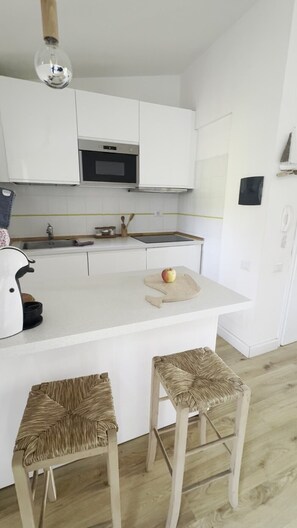 Réfrigérateur, micro-ondes, plaque de cuisson, lave-vaisselle