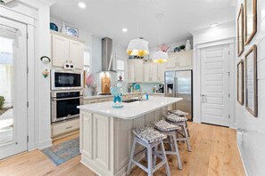 Kylskåp, mikrovågsugn, ugn och spishäll